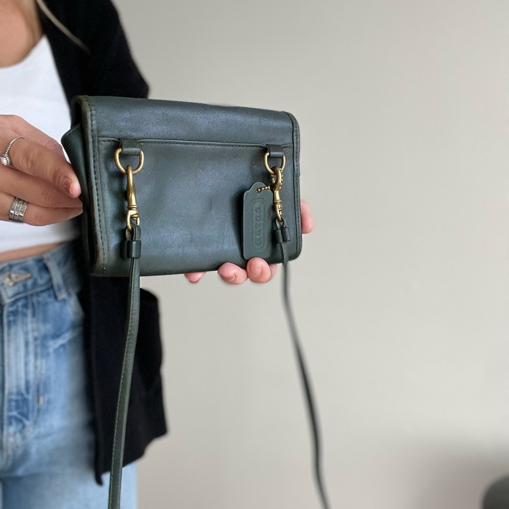 S O L D ❌Rare vintage Coach swing wallet bag